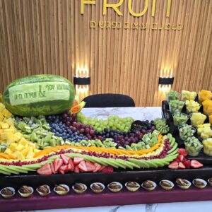 בר נשפך + אבטיח מגולף + כוסיות